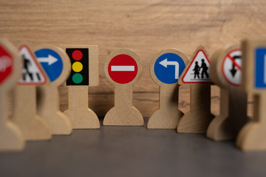 petits panneaux de circulation en bois avec le focus sur le panneau sens interdit