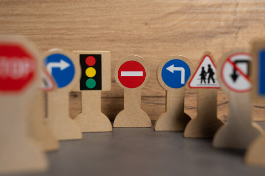 ensemble de panneaux de circulation en bois, code de la route, focus sur le sens interdit