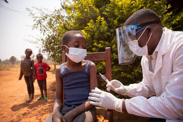 Open air vaccination session in an african village during corona virus pandemic - obrazy, fototapety, plakaty
