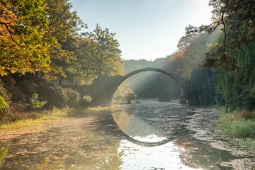 Fotobehang Rakotzbrücke Rakotzbrücke im Herbst