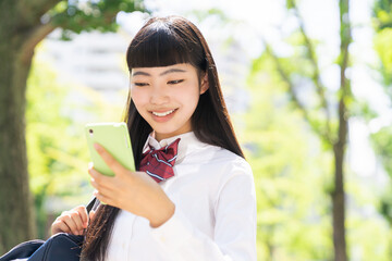 Fototapeta premium 女子学生 スマホ 制服