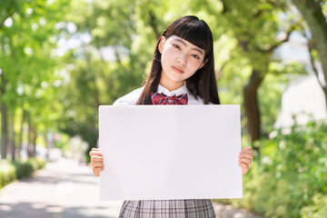女子学生　制服　ホワイトボード　考える