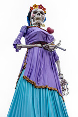 Obraz premium Huge lay figure of a Mexican Catrina as they name an elegant deceased woman in the Day of the Dead festival. Craftwork of a woman representing the death but loved ones in Mexico. 