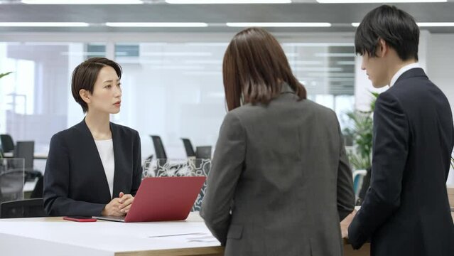 部下に説教するビジネスウーマン