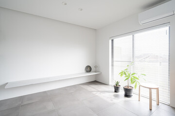 ブラインドから日差しが入る部屋
