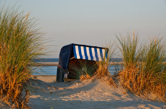 Strandkorb in den D&uuml;nen Insel Borkum