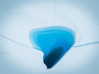 Texturas y grietas sobre la superficie de un icebrerg  © Néstor Rodan