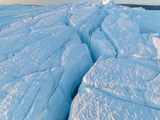 Fototapeta na wymiar Texturas y grietas sobre la superficie de un icebrerg 