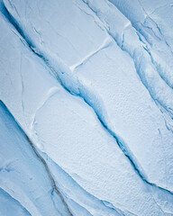 Texturas y grietas sobre la superficie de un icebrerg 
