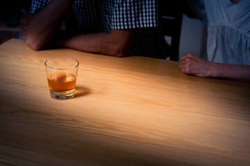 家でうなだれるミドル男性と彼を慰めるミドル女性
