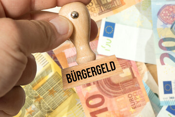 Euro Geldscheine und Stempel Bürgergeld