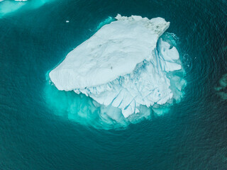 Icebergs flotando sobre el mar desde punto de vista aéreo.