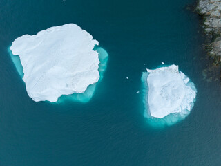 Icebergs flotando sobre el mar desde punto de vista aéreo.