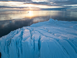 Icebergs flotando sobre el mar desde punto de vista aéreo.