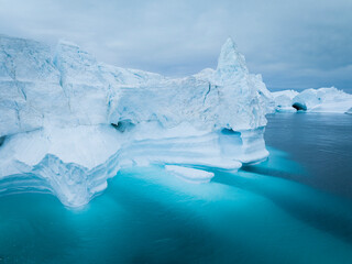 icebergs flotando sobre el agua desde punto de vista aéreo