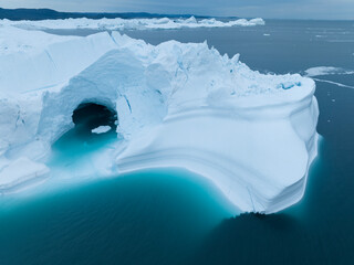 icebergs flotando sobre el agua desde punto de vista aéreo