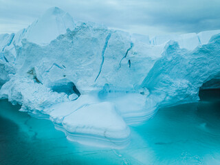 icebergs flotando sobre el agua desde punto de vista aéreo