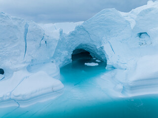 icebergs flotando sobre el agua desde punto de vista aéreo