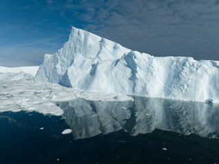icebergs flotando sobre el agua desde punto de vista aéreo