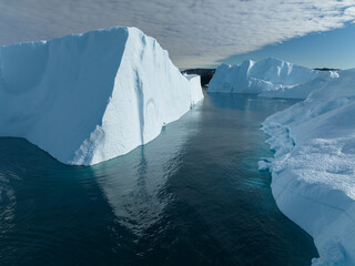 icebergs flotando sobre el agua desde punto de vista aéreo