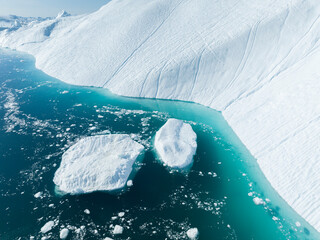 icebergs flotando sobre el agua desde punto de vista aéreo