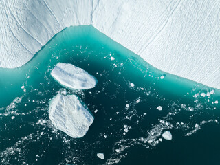 icebergs flotando sobre el agua desde punto de vista aéreo