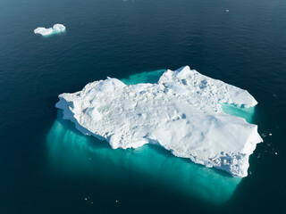 icebergs flotando sobre el agua desde punto de vista aéreo