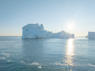 Obraz na płótnie Canvas icebergs flotando sobre el agua desde punto de vista aéreo