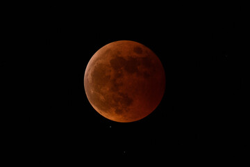 皆既月食の赤銅色の月