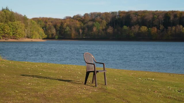 Stuhl Entspannung mit See im Hintergrund - Bevertalsperre K&auml;fernberg H&uuml;ckeswagen