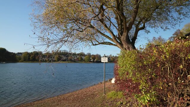 Badestelle Schild mit See im Hintergrund - Bevertalsperre K&auml;fernberg H&uuml;ckeswagen