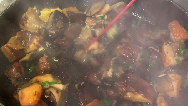 Cuisine Po&ecirc;le Cuisson de champignons c&egrave;pes coup&eacute;s en morceaux avec des &eacute;pices. plat v&eacute;g&eacute;tarien c&egrave;pes forestier	