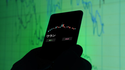 投資家が携帯電話で ウラン ETF を分析している ウラン . © maurice norbert