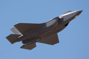 Fototapeta na wymiar Avión de combate de quinta generación despegando F-35