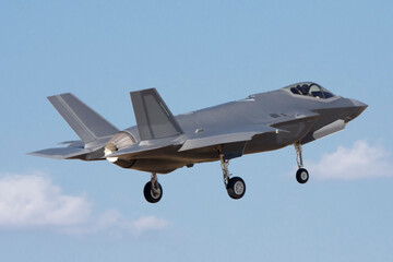 Avión de combate de quinta generación aterrizando F-35