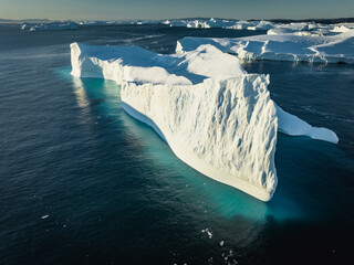 grandes icebergs flotando desde punto de vista aereo