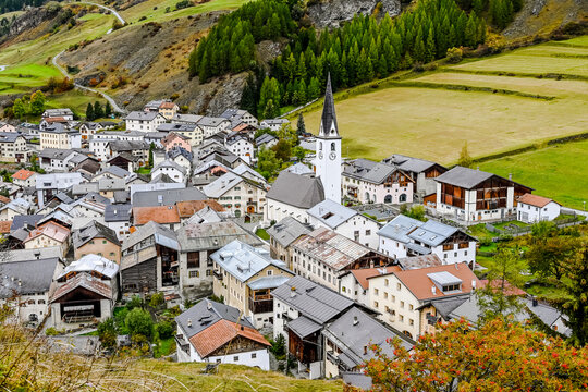 Ardez, Dorf, Kirche, Kirchturm, Unterengadin, Ruine, Felsen, Alpen, Graub&uuml;nden, Wanderweg, Herbst, Herbstfarben, Schweiz