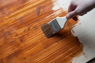 木材にペンキを塗る