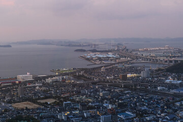 夕暮れの瀬戸内海と丸亀の街