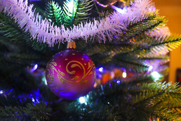 Obraz na płótnie Canvas Christmas decorations on tree