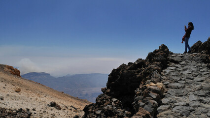 Teide Teneriffa Vulkanlandschaft über den Wolken mit Touristin