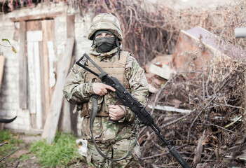 A military man from Ukraine, in uniform on the street with a weapon