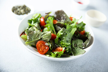 Healthy leaf salad with tomatoes