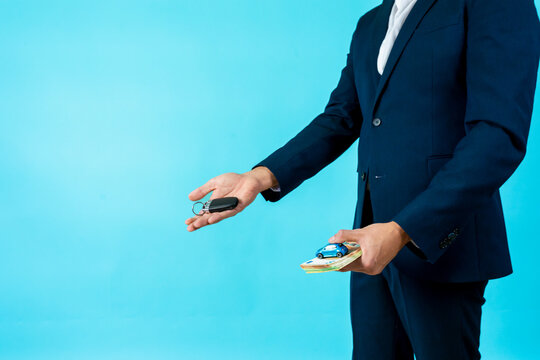 Mann mit Bargeld als Studioaufnahme auf blauem Hintergrund isoliert