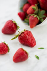 Fragole su marmo bianco