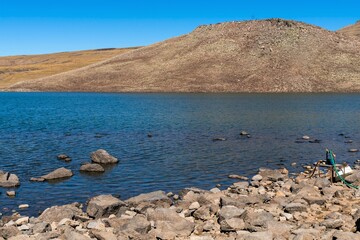 Obraz premium Rocky shore and view of a small lake in the mountains of Armenia.