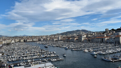 Obraz premium A multitude of ships in the coastal harbor 