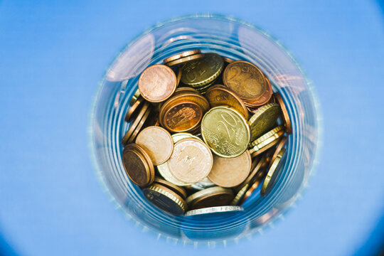 Ahorros de monedas de euros en bote