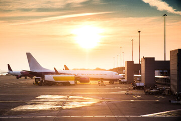 Groot vliegtuig op een luchthaven tijdens zonsondergang