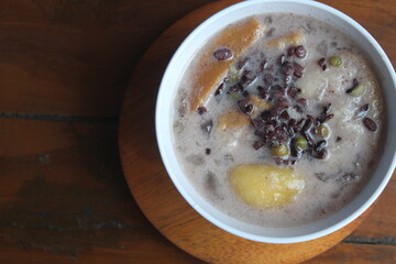 Angsle is a typical East Java food that resembles compote, with warm coconut milk sauce added with sugar. Angsle stuffing is pearl sago, green beans, white bread, white or black sticky rice and bread